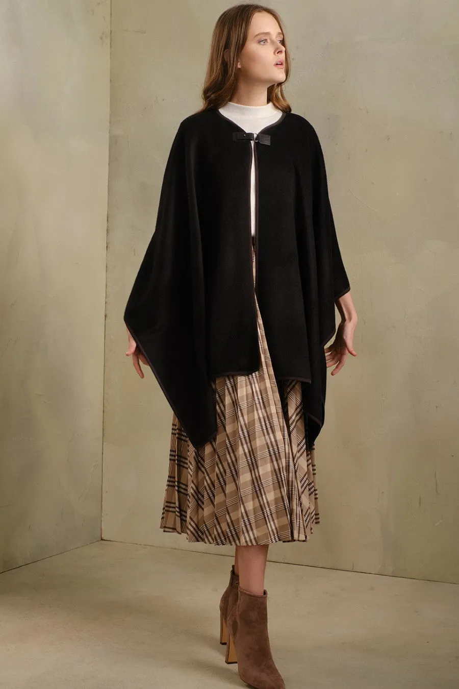 Think Cape Baby Alpaca Color Black