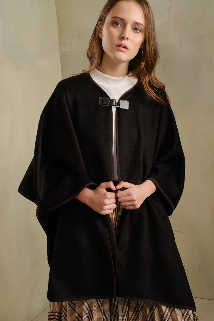 Think Cape Baby Alpaca Color Black
